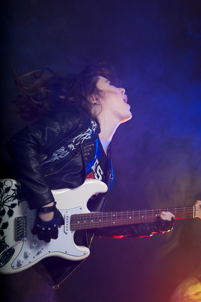 mladá atraktivní rocková dívka si hraje na elektrickou kytaru  - Fotografie, Obrázek