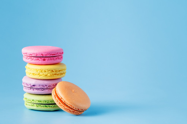 Colorful macaron on blue - Foto, afbeelding