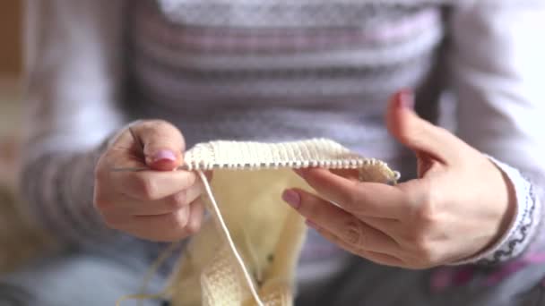 Mädchen strickt an Speichen Kleidung für das Baby - Filmmaterial, Video