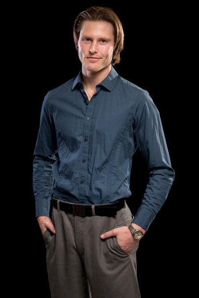 Mies sininen paita ja harmaat housut
 - Valokuva, kuva