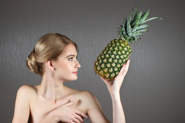 Pretty girl woman model with fruits  - Foto, afbeelding