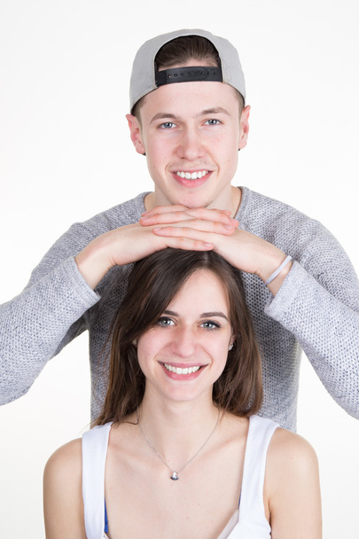 portrét krásné mladé šťastný usmívající se pár - izolovaný - Fotografie, Obrázek