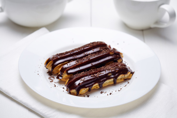 eclairs traditionelle hausgemachte französische Küche mit Schokolade auf weißem Teller - Foto, Bild
