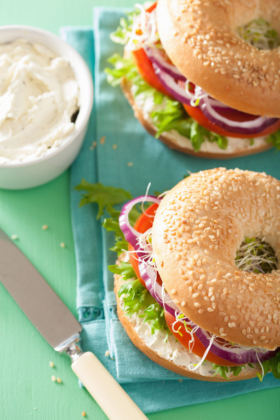 tomato sandwich on bagel with cream cheese onion lettuce alfalfa - Zdjęcie, obraz