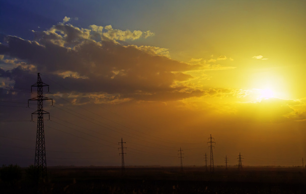 Torres elétricas e um céu nublado ao pôr do sol, Armênia
 - Foto, Imagem