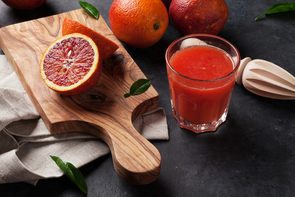 新鮮な柑橘類やジュースをガラスに - 写真・画像