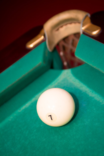 Крупним планом знімок білого м'яча, що йде в кишеню
 - Фото, зображення