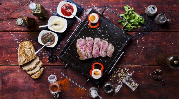 meat served on grill plate - Foto, imagen