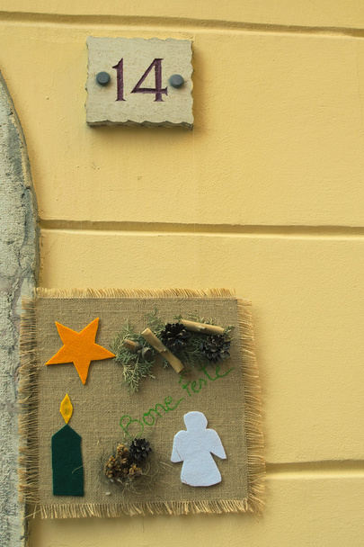 Décoration de Noël sur le mur d'une maison à Monaco
 - Photo, image