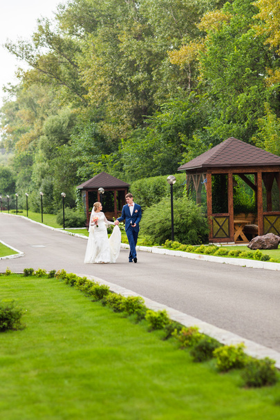 Nevěsta a ženich se těší svatby venku - Fotografie, Obrázek