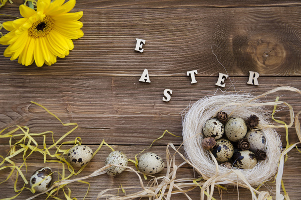 Huevos de codorniz de Pascua en el fondo de madera
 - Foto, imagen