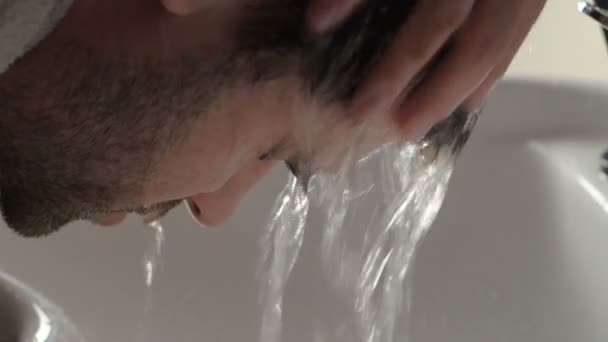 Washing man hair in hairdressing salon - Πλάνα, βίντεο