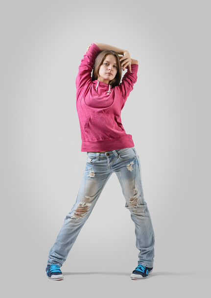 Girl dancer standing with her hands behind head - Foto, afbeelding