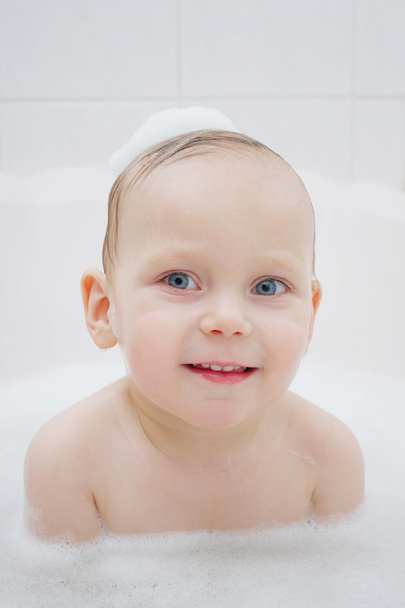 little boy washing in bath - Foto, immagini
