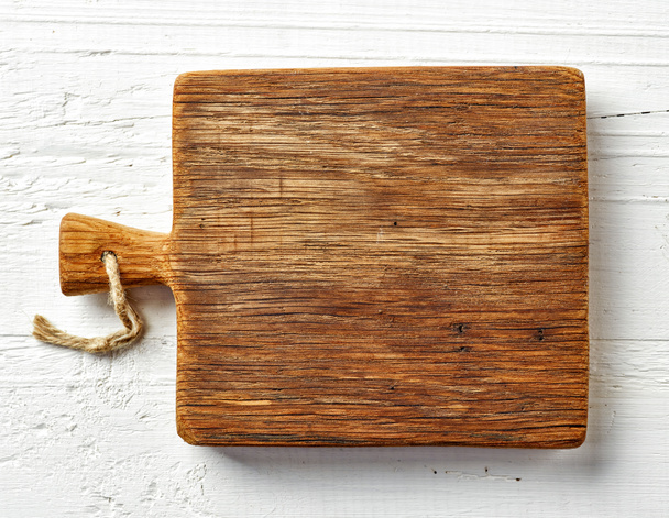 Tabla de cortar sobre mesa de madera blanca
 - Foto, imagen