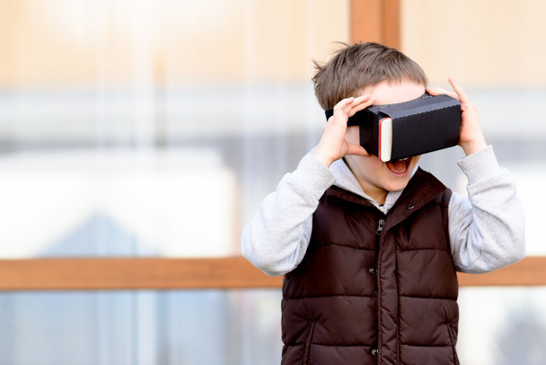 μικρό αγόρι βλέποντας ταινία στην εικονική πραγματικότητα γυαλιά εικονικής πραγματικότητας - Φωτογραφία, εικόνα