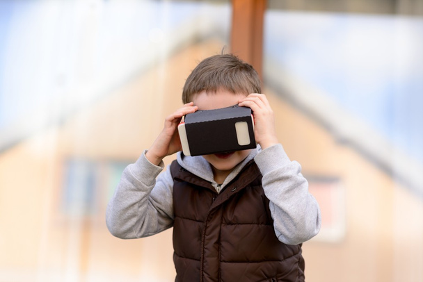 Γοητευμένος μικρό αγόρι βλέποντας ταινία στα γυαλιά εικονικής πραγματικότητας Vr  - Φωτογραφία, εικόνα