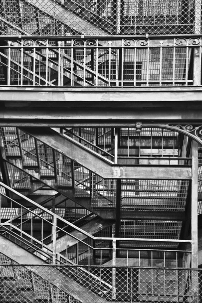 Escaliers et balustrade en métal noir et blanc
 - Photo, image