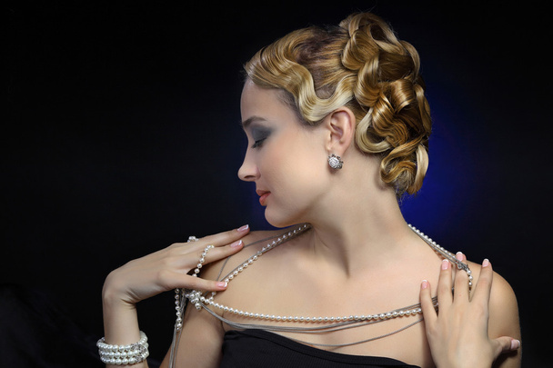 Woman with pearl jewelry - Фото, изображение