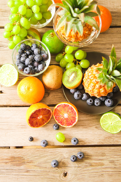 τροπικά φρούτα, ανανά, ακτινίδια, ΚΟΚΚΙΝΟ ΠΟΡΤΟΚΑΛΙ και Προσκοπίνες - Φωτογραφία, εικόνα