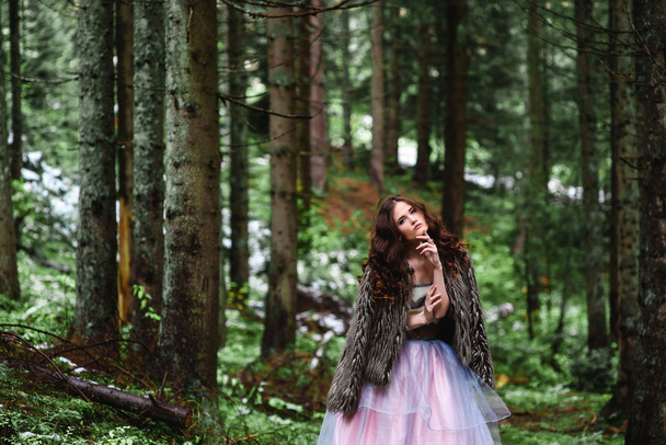 redhead bride one wanders in the woods - Foto, afbeelding