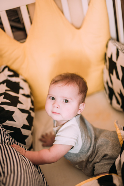 Close-up retrato de um bebê bonito alegre no berço em casa
 - Foto, Imagem