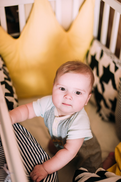 Neşeli şirin bir bebek beşik evde portresi yakın çekim - Fotoğraf, Görsel