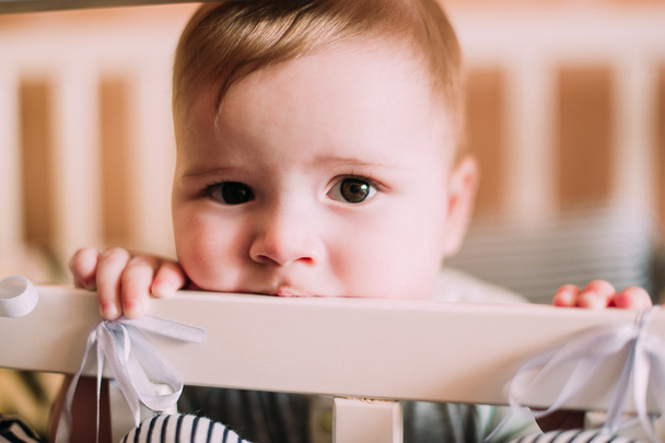 Neşeli şirin bir bebek beşik evde portresi yakın çekim - Fotoğraf, Görsel