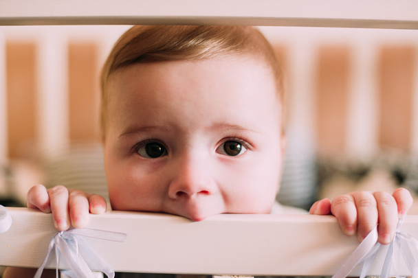 Close-up retrato de um bebê bonito alegre no berço em casa
 - Foto, Imagem