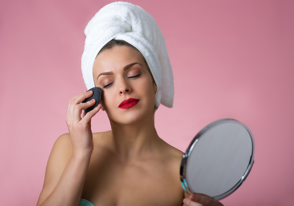 Красивая женщина снимает макияж
 - Фото, изображение