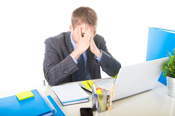 молодий перевантажений бізнесмен, що прикриває обличчя страждаючи стресом і головним болем
 - Фото, зображення