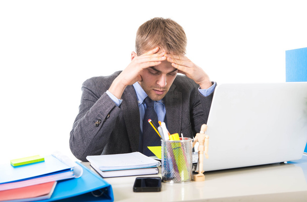 молодий перевантажений бізнесмен страждає стресом і головним болем
 - Фото, зображення