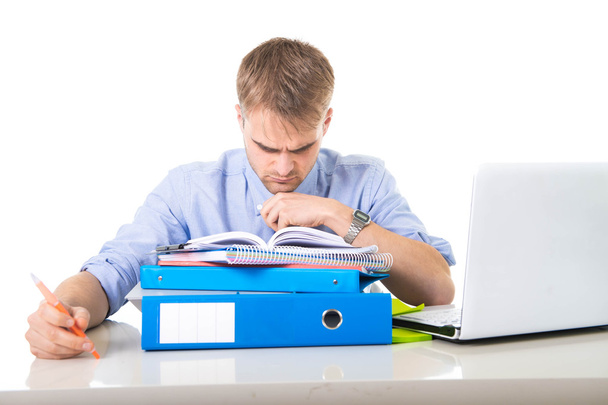 nuori ylityöllistetty ja ylityöllistetty liikemies stressissä nojautuen toimistokansioon uupuneena ja masentuneena
 - Valokuva, kuva