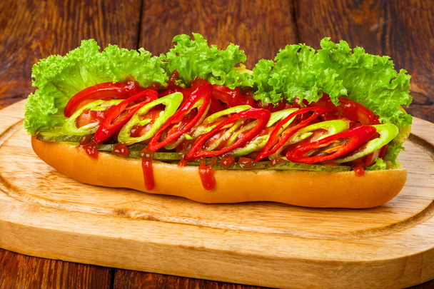 Amerikkalainen ruoka - mausteinen hot dog chilillä
 - Valokuva, kuva