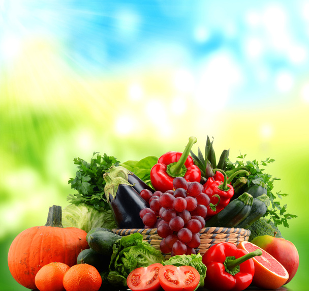 Összetétel friss zöldségek és gyümölcsök változatosságával - Fotó, kép