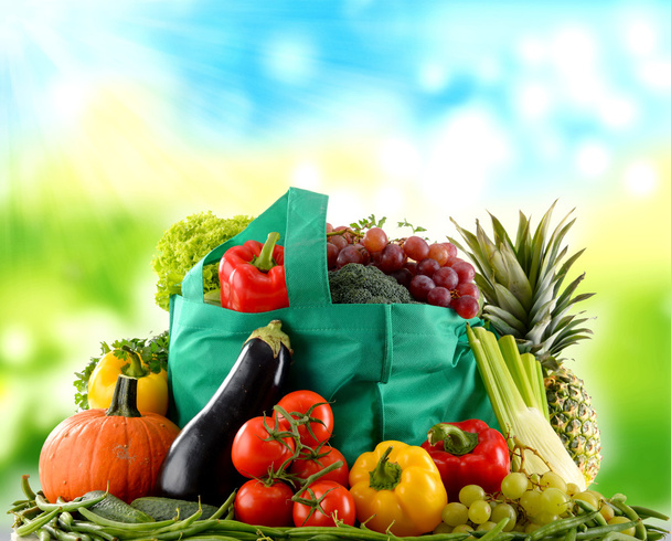 Σύνθεση με ποικιλία από βιολογικά λαχανικά και φρούτα - Φωτογραφία, εικόνα