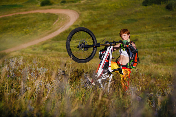 Sports extrêmes - jeune femme avec vélo de descente
 - Photo, image