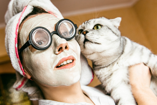 Смешная женщина косметическая маска и очки крупным планом
 - Фото, изображение