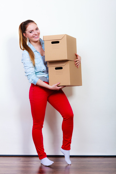 woman  carrying cartons boxes - Foto, afbeelding