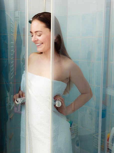 Женский душ в душевой кабине
 - Фото, изображение