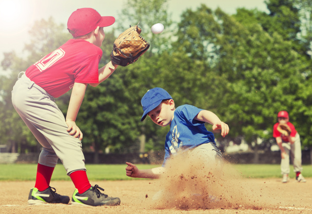 野球プレーヤー ベースにスライディング - 写真・画像