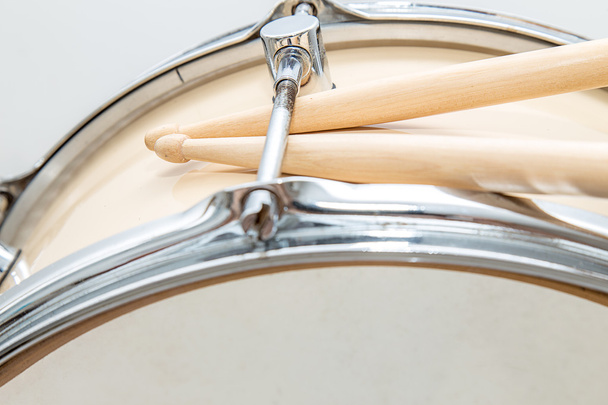 Holz Snare Drum und Drumsticks isoliert - Foto, Bild