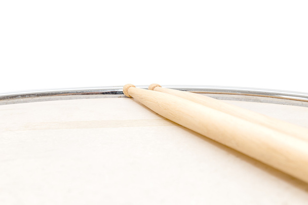 Houten snaredrum en drumsticks geïsoleerd - Foto, afbeelding