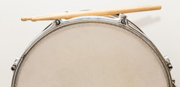 Tambores e tambores de madeira isolados
 - Foto, Imagem