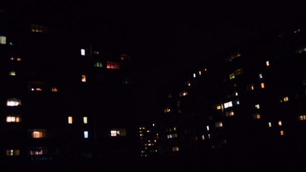 Immeuble à étages avec éclairage de fenêtre changeant la nuit. Délai imparti
 - Séquence, vidéo
