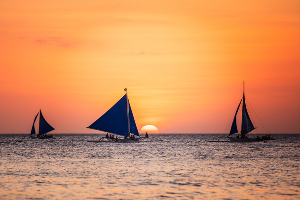 Морской пейзаж на закате с парусниками
 - Фото, изображение
