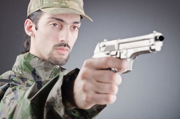 żołnierz z pistoletu w studio strzelanina - Zdjęcie, obraz