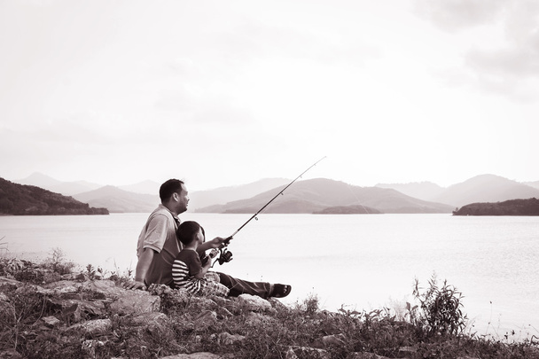 Dam, fekete-fehér hang halászati apa és fia - Fotó, kép