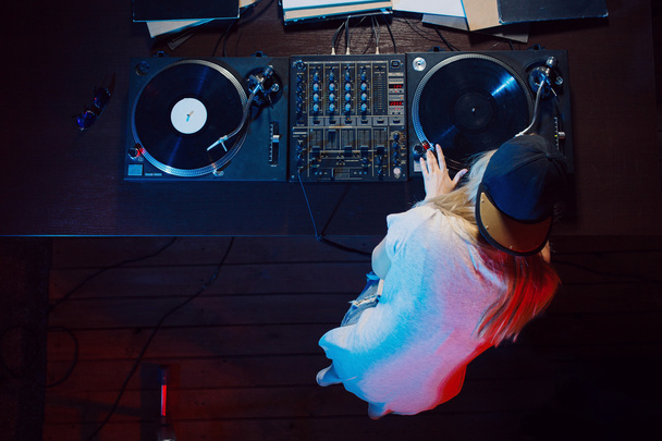 Χαριτωμένο dj γυναίκα με διασκεδάζουν παίζει μουσική στο club κόμμα - Φωτογραφία, εικόνα