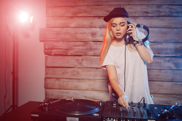 Schattig dj vrouw plezier muziek afspelen op club feest - Foto, afbeelding